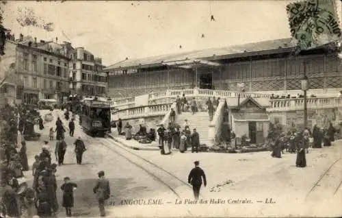 Ak Angoulême Charente, Place des Halles Centrales