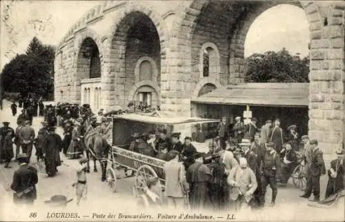 Ak Lourdes Hautes Pyrénées, Porte des Brancardiers, Krankenwagen