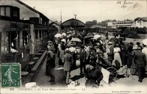 Ak Lourdes Hautes Pyrénées, Weißer Zug kehrt zum Bahnhof zurück