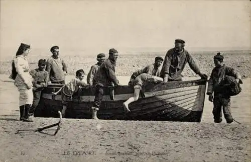 Ak Le Tréport Seine Maritime, Halage d'une Barque