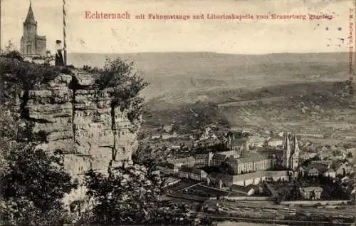 Ak Echternach Luxemburg, mit Fahnenstange und Liboriuskapelle vom Ernzerberg gesehen