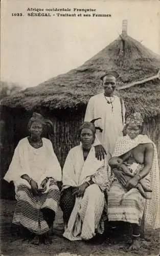 Ak Saloum Senegal, Traitant et ses Femmes, Mann mit drei Frauen vor Strohhütte