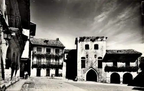 Ak Santillana del Mar Cantabria, Plaza de Isabel II und Borjas Haus