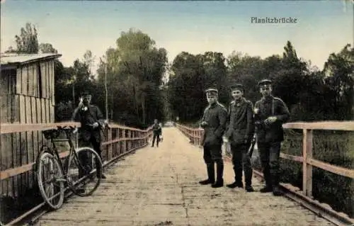 Ak Deutsche Soldaten auf der Planitzbrücke, Fahrrad, Kriegsschauplatz 1. WK