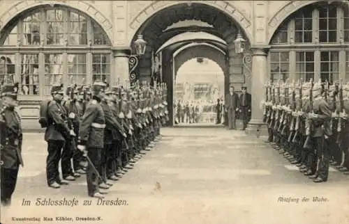 Ak Dresden Zentrum Altstadt, Ablösung der Wache im Schlosshof, Jäger