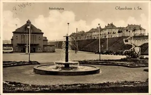 Ak Glauchau in Sachsen, Bahnhofsplatz, Springbrunnen, Bahnhof