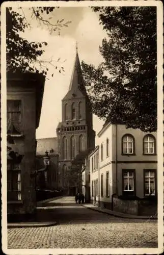 Ak Emmerich am Niederrhein, Martini-Kirchgang, Kirche