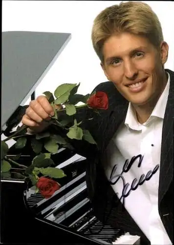 Ak Sänger Maxi Arland, Portrait, Klavier, rote Rosen, Autogramm