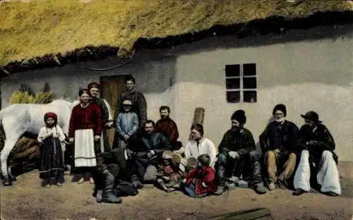 Ak Ukraine, Ukrainische Volkstrachten, Gruppenbild, Bauern