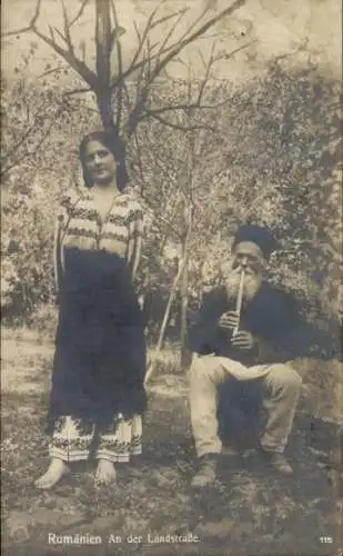 Ak Rumänien, An der Landstraße, Flötenspieler