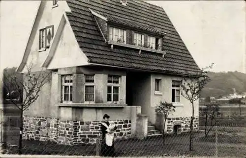 Foto Ak Eitorf an der Sieg, Wohnhaus, Frau mit Kleinkind