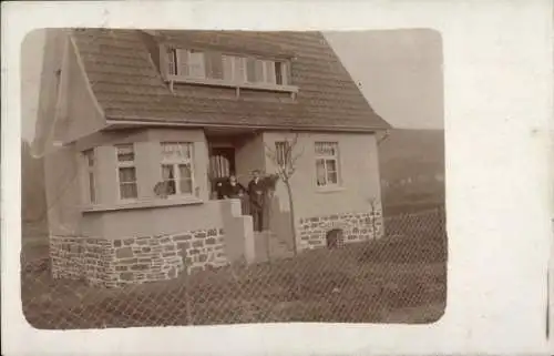 Foto Ak Eitorf an der Sieg, Wohnhaus, Anwohner am Eingang, Selma, Emil