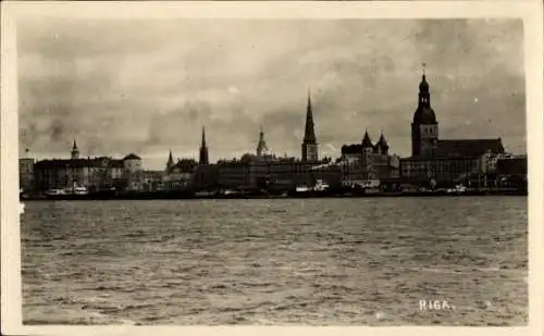 Foto Ak Riga Lettland, Teilansicht vom Wasser aus