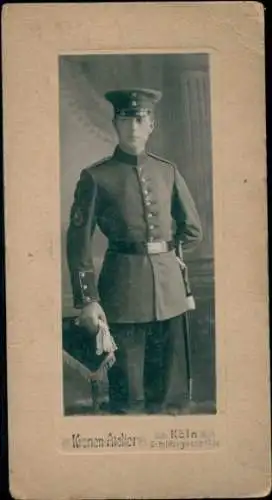 Foto Köln am Rhein, Deutscher Soldat in Uniform, Standportrait