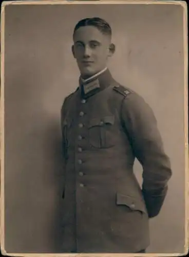 Foto Deutscher Soldat in Uniform, Standportrait, Regiment 16