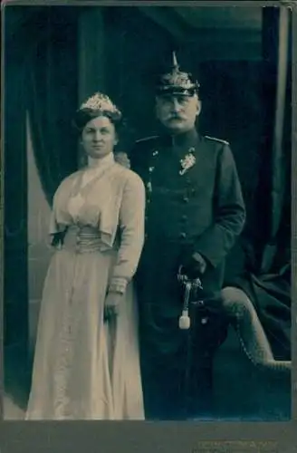 Foto Offizier in Uniform mit Pickelhaube, Frau mit Diadem, Adel ?