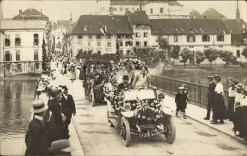 Foto Ak Solothurn Stadt Schweiz, Festzug, Geschmückte Autos