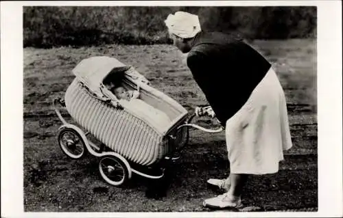 Ak Prinzessin Juliana der Niederlande, Prinzessin Beatrix im Kinderwagen, 1938