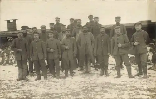 Foto Ak Deutsche Soldaten in Uniformen, Gruppenaufnahme im Winter
