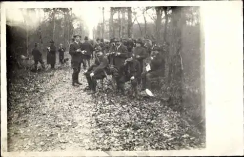 Foto Ak Schwetzingen in Baden, Jagdgesellschaft, Männer, Hunde, ca. 1910