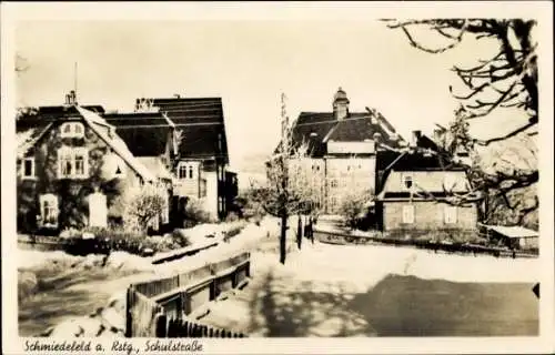 Ak Schmiedefeld am Rennsteig Thüringen, Blick in die Schulstraße, Winteraufnahme