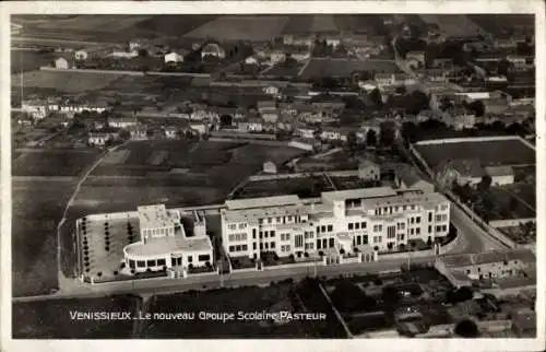 Ak Vénissieux Lyon Rhône, New Pasteur School Group, Luftaufnahme