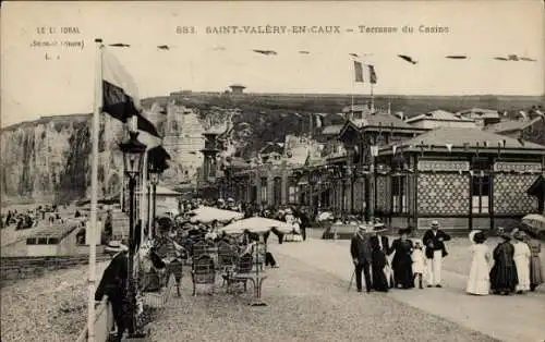 Ak Saint Valery en Caux Seine Maritime, Terrasse du Casino, Flaggen