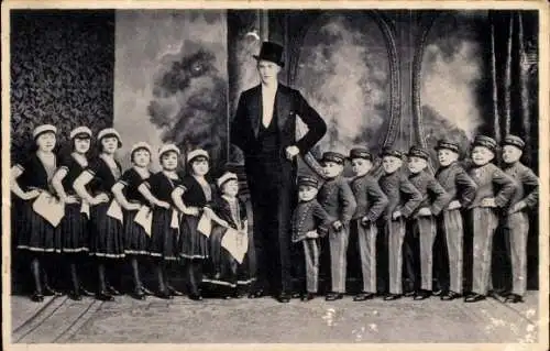 Ak Heeps Liliputaner Künstler Truppe in Uniform, Pagenkleider, Bedienstete