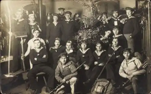 Foto Ak Deutsche Soldaten in Uniformen, Seeleute mit Tannenbaum, I WK