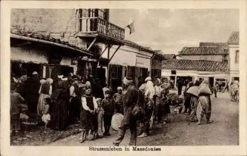 Ak Straßenleben in Mazedonien, Passanten, Häuser