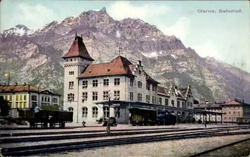 Ak Glarus Kt. Glarus Schweiz, Bahnhof, Gleisseite