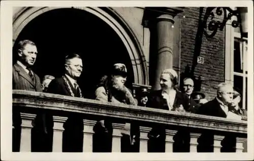 Foto Ak Königin Juliana der Niederlande, Balkon, Besuch, Politiker