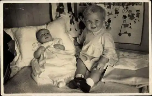 Ak Prinzessin Beatrix der Niederlande mit jüngerer Schwester, Portrait