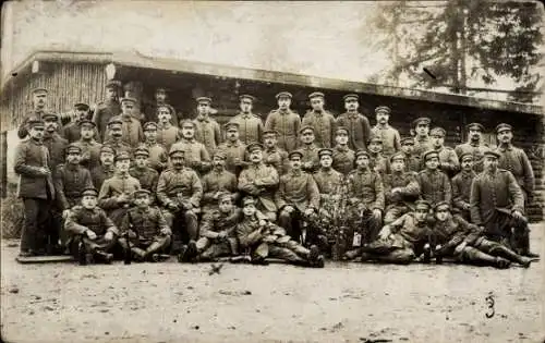 Foto Ak Deutsche Soldaten in Uniformen, Gruppenaufnahme mit Tannenbaum, I WK