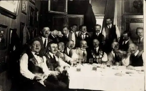 Foto Ak Männer am Tisch, Gruppenfoto, Bierglas