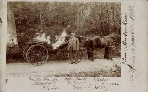 Foto Ak Kutsche, Familienbild, Wald, Pferde