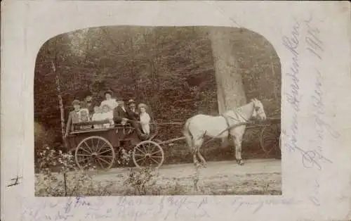 Foto Ak Kutsche, Familienbild, Wald, Pferde