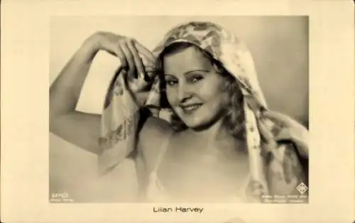 Ak Schauspielerin Lilian Harvey, Portrait, Kopftuch
