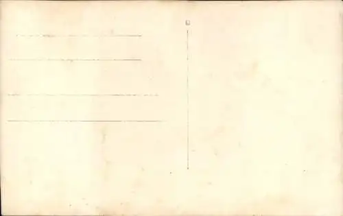 Foto Ak Mädchen in Wintermantel, Schlitten, Schnee