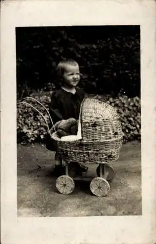 Foto Ak Kind mit Puppenwagen, Porträt, Spielzeug