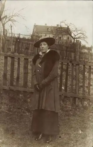 Foto Ak Porträt einer Frau in Mantel, Zaum, Hut, Wohnhaus