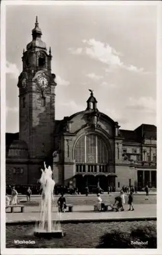 Ak Wiesbaden in Hessen, Bahnhof, Springbrunnen, Turm, Turmuhr