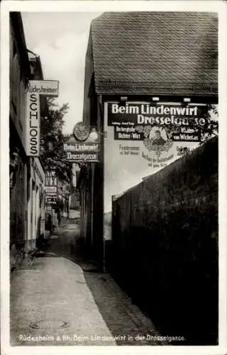 Ak Rüdesheim am Rhein, Beim Lindenwirt in der Drosselgasse, Rüdesheimer Schloss