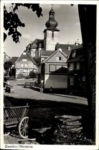 Foto Ak Daaden Westerwald, Dorfidyll mit Kirche