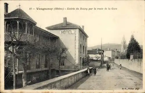 Ak Vaugneray Rhône, Entree du Bourg, Route de la Gare, Hotel