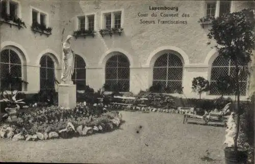 Ak Luxembourg Luxemburg, Innenhof des Franziskanerinnenklosters