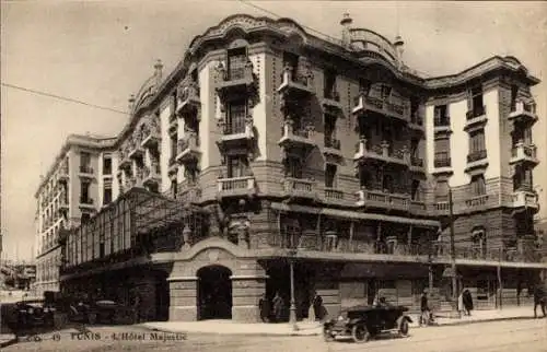 Ak Tunis Tunesien, Straßenpartie mit Blick auf das Hotel Majestic