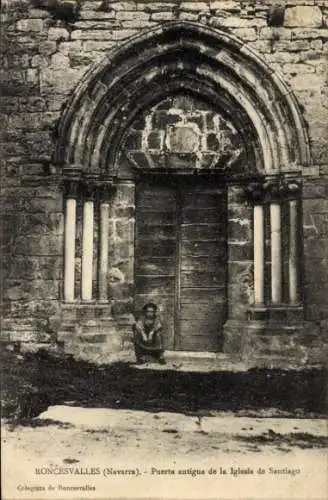 Ak Roncesvalles Navarra, Alte Tür der Kirche von Santiago