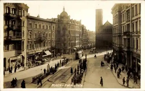 Foto Ak Poznań Posen, Petriplatz, Passanten, Straßenbahn