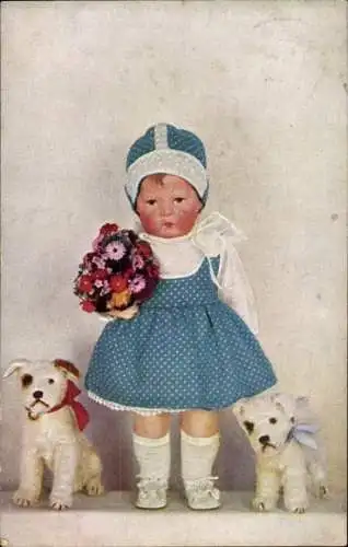 Ak Käthe Kruse Puppe 1 in blauem Kleid mit Blumenstrauß, zwei Stoffhunde